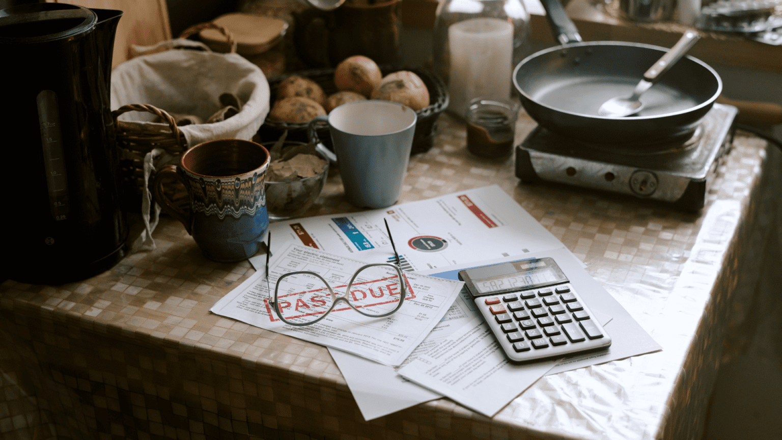 Conflicting economic headlines compared to everyday financial stress in the US