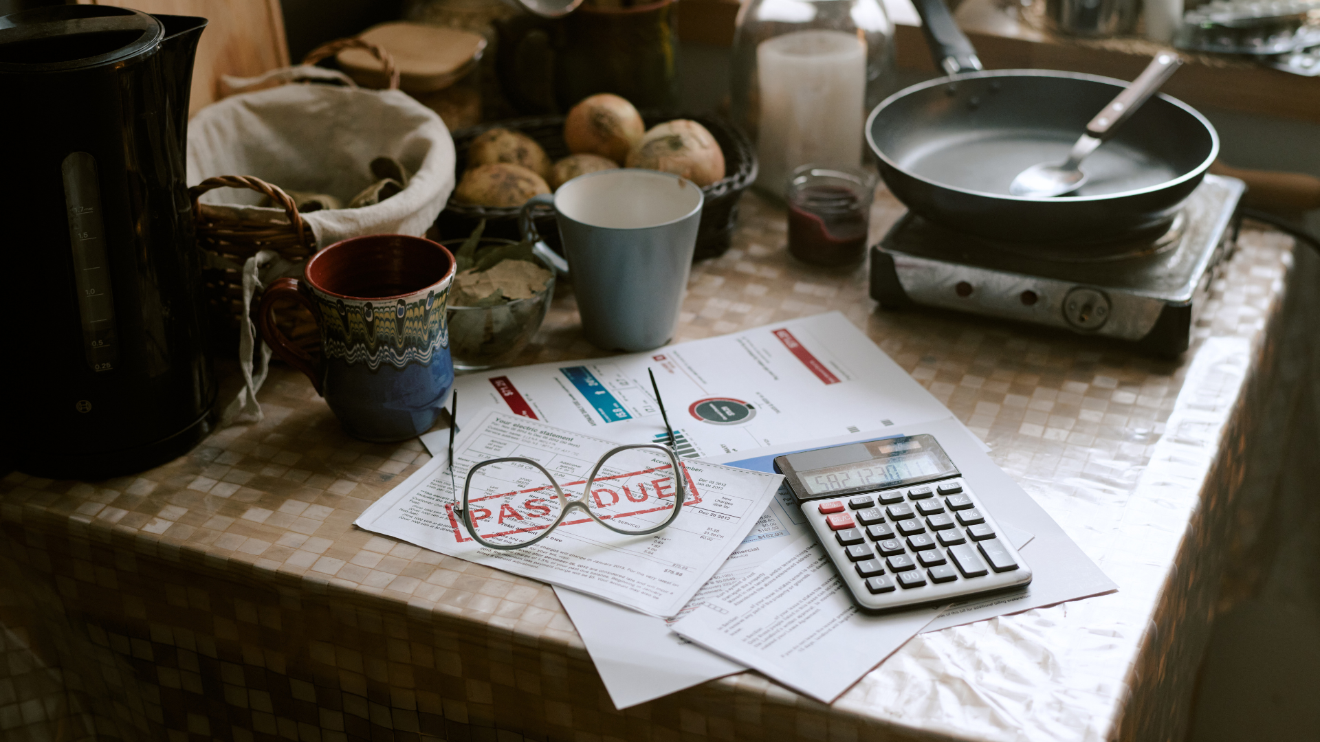 Conflicting economic headlines compared to everyday financial stress in the US