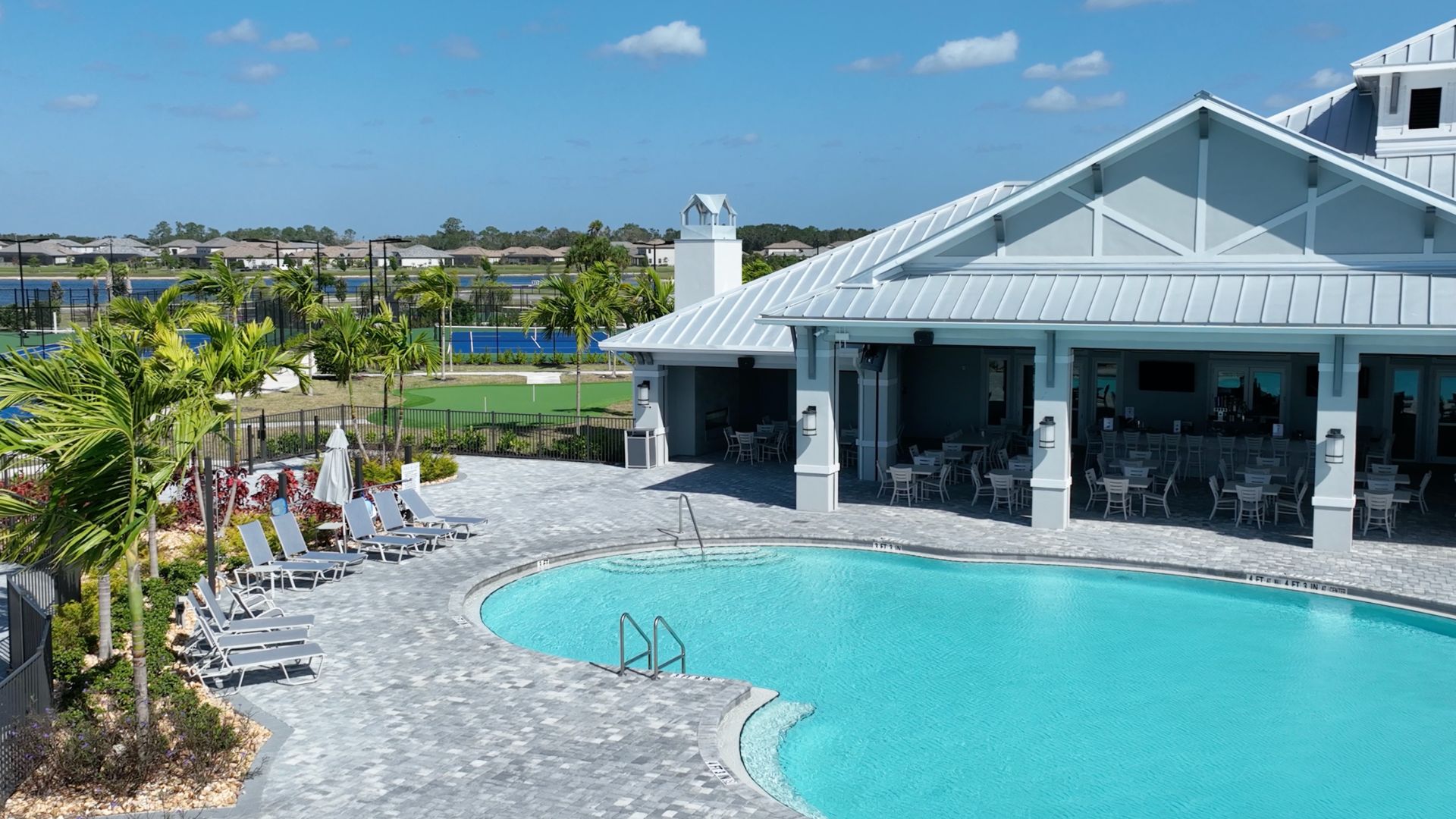 Pool & Bar Lorraine Lakes