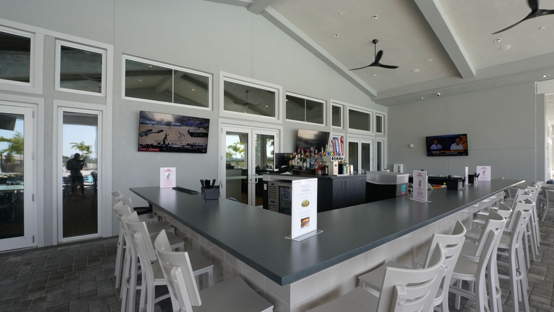 Poolside Bar Lorraine Lakes